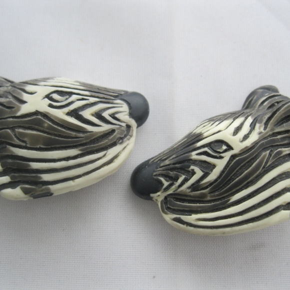 Vintage Pair of Zebra Clip on Earrings - Picture 2 of 3
